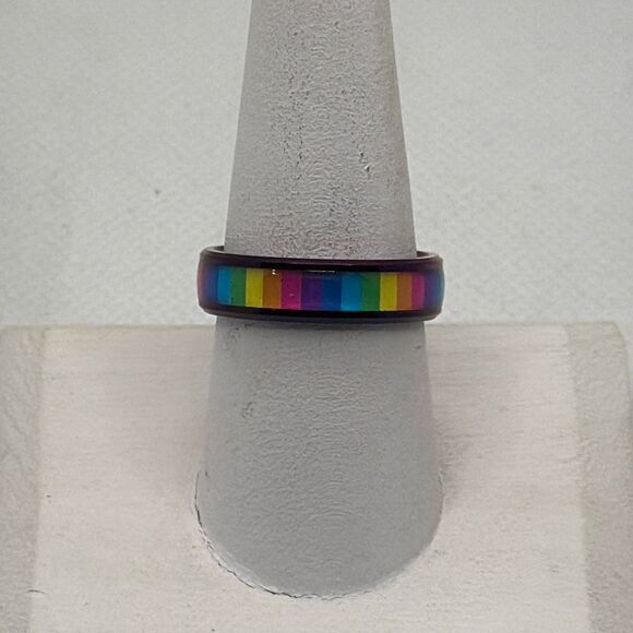 No Brand Jewelry - NWOT Size 7 Metallic purple titanium steel band with rainbow enamel